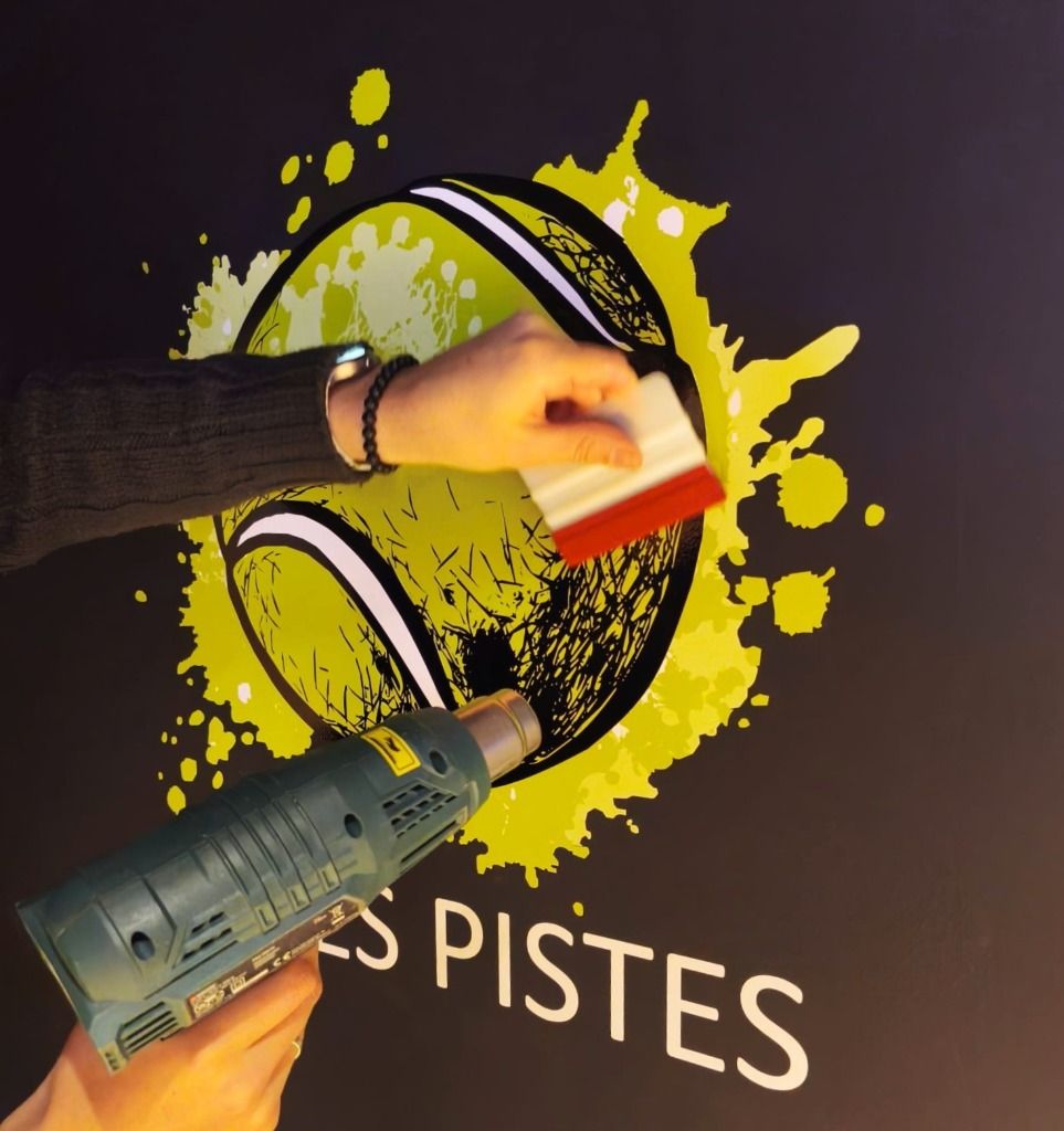 Pose sticker signalétique